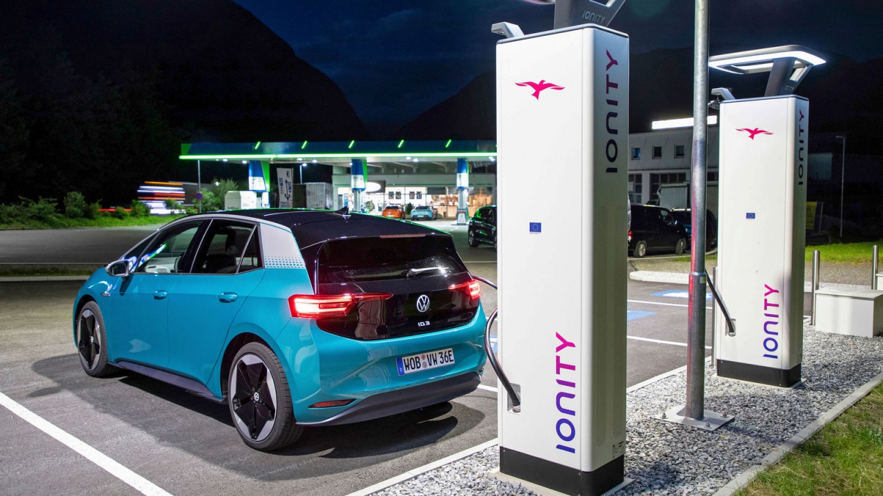 BYD ya vende eléctricos que cargan en 9 minutos, Volkswagen no los tendrá hasta principios de la década que viene