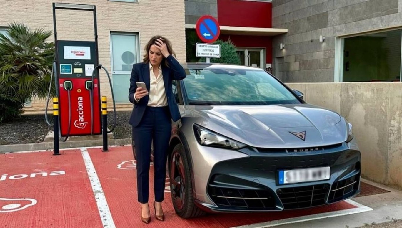 Cargar un coche eléctrico en España sigue siendo un laberinto de aplicaciones: el problema que nadie termina de resolver