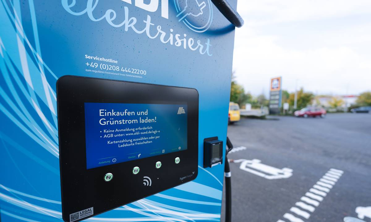 Este supermercado te ofrece cargar tu coche eléctrico por 29 céntimos el kWh