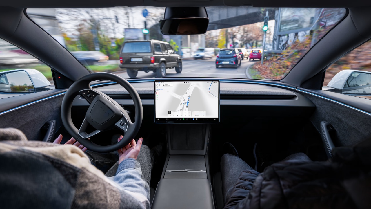 Investigadores cuestionan las estadísticas de Tesla sobre su conducción autónoma