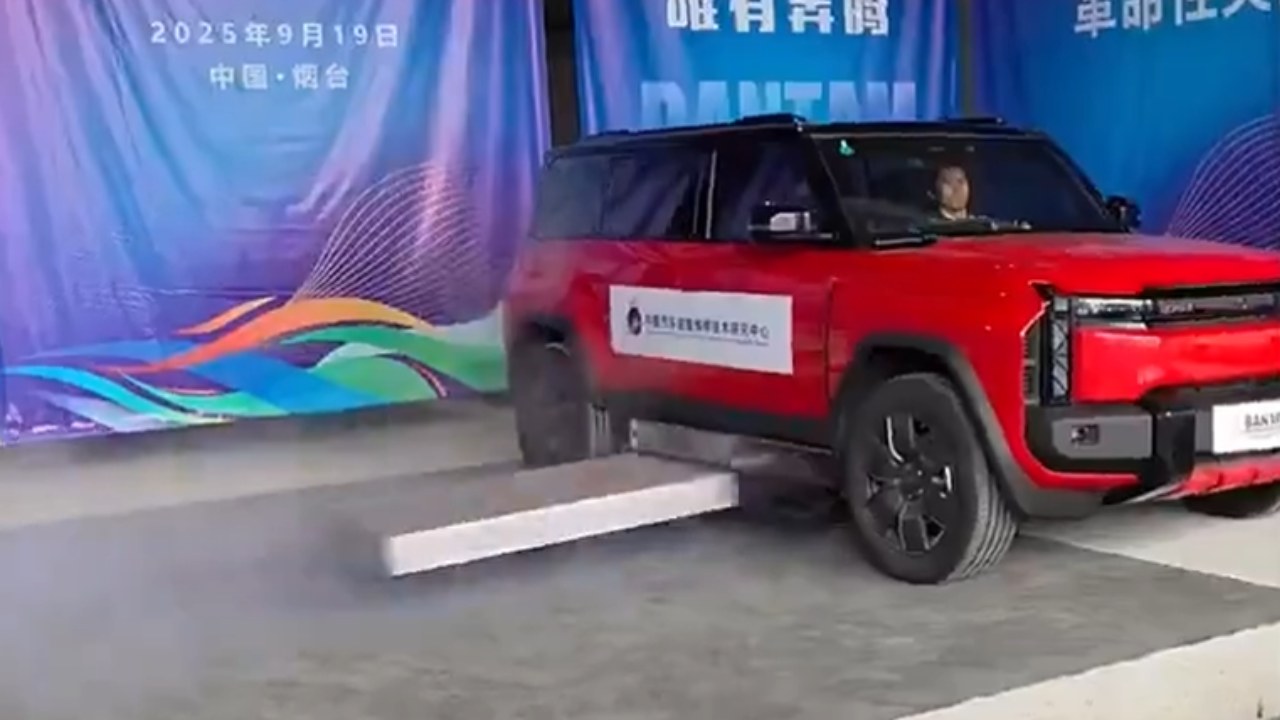 Una empresa china idea un sistema absurdo para evitar incendios en coches eléctricos, ¡expulsando la batería! (vídeo)