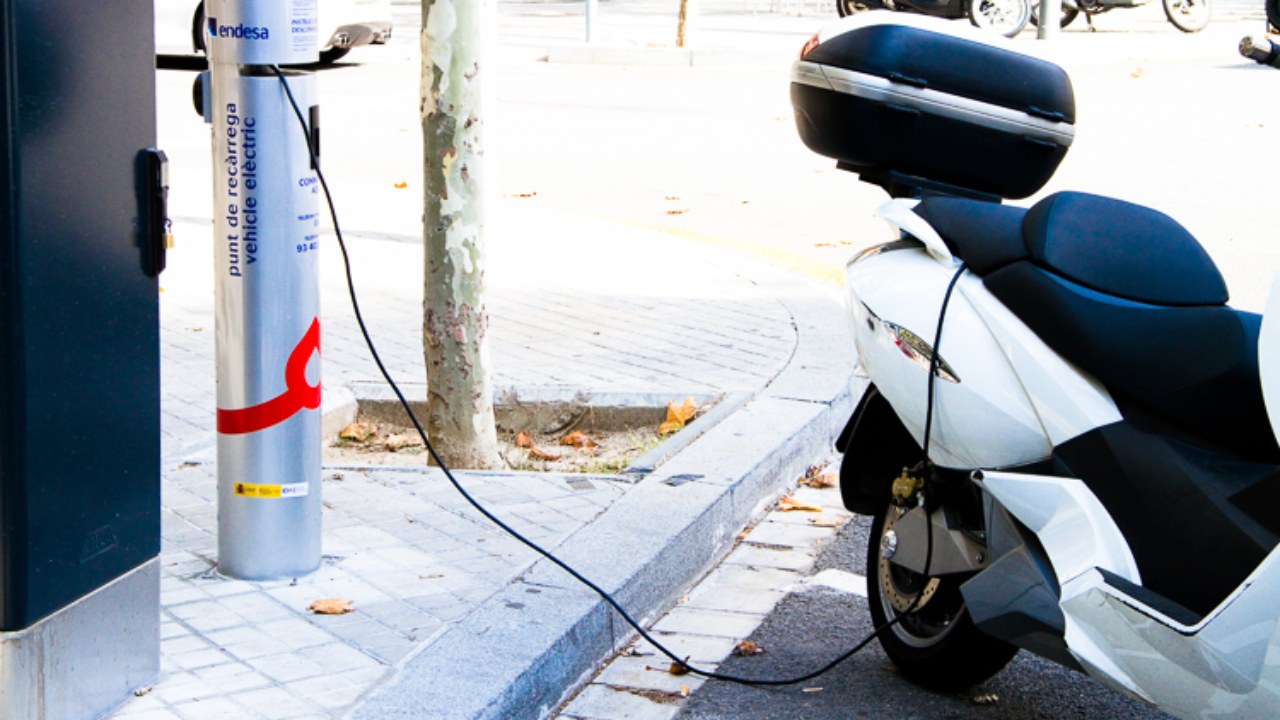 Esta ciudad española te dará 600 euros si compras un ciclomotor eléctrico