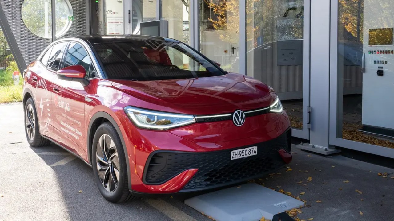 Los primeros coches eléctricos con carga inductiva empieza a probarse con resultados prometedores