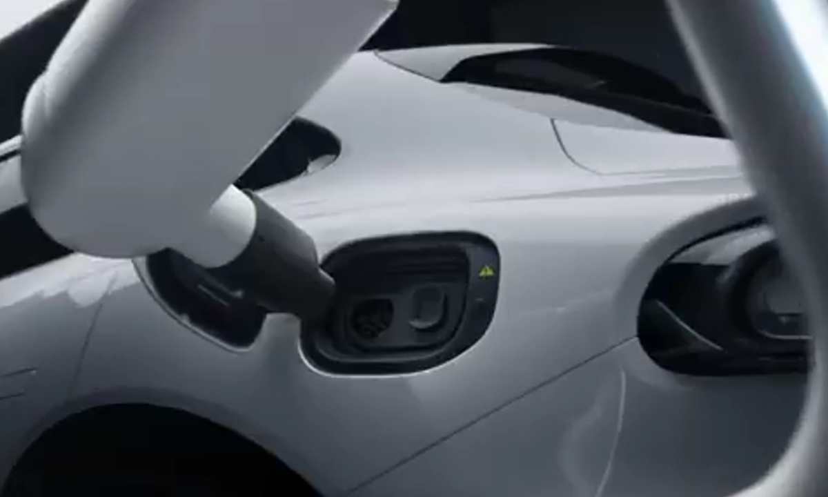 Xiaomi quiere eliminar el cable: el “wallbox” con brazo robótico que carga tu coche solo