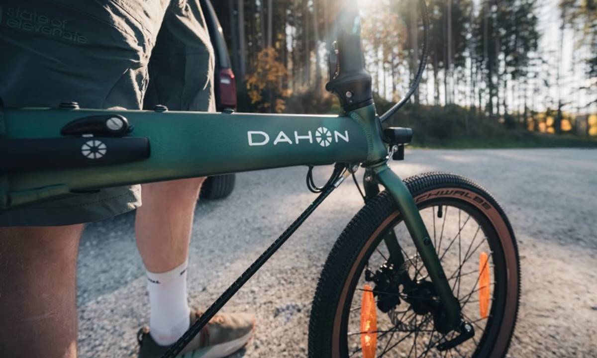 Esta es la primera bici eléctrica plegable preparada también para caminos de tierra