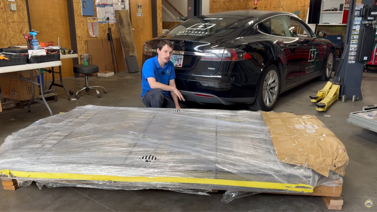 Tiene un Tesla Model S con 750.000 km y le cambia la batería. Esto es lo que costó y cuánta autonomía ha ganado