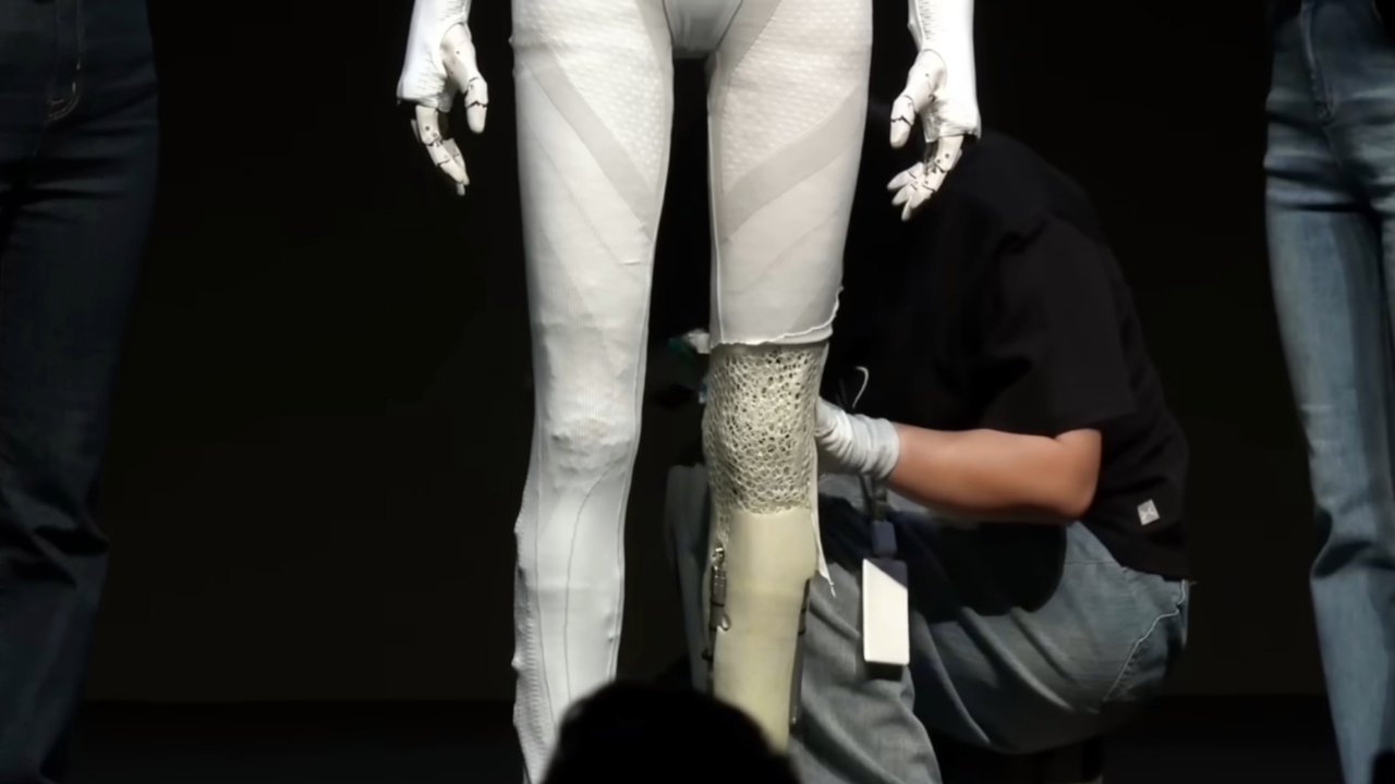 Xpeng ha hecho un robot tan real que ha tenido que cortarlo en directo para demostrar que no es un humano disfrazado