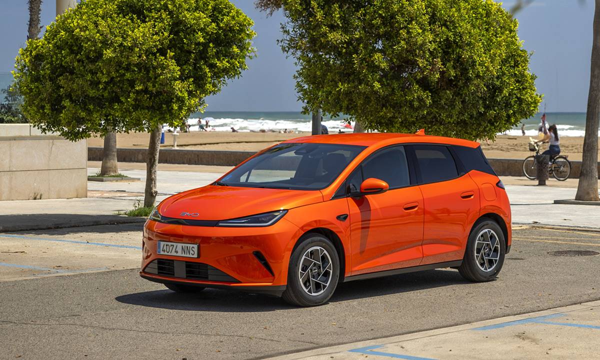 BYD lanza en España el Dolphin G DM-i: hasta 105 km eléctricos desde 28.200 euros