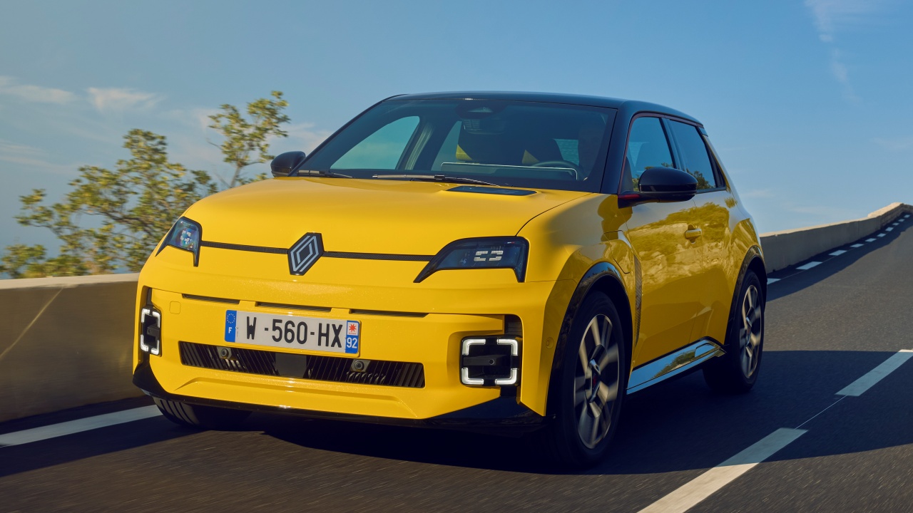 Renault actualizará los R5 y R4 con nuevos motores y baterías para llegar a los 500 km de autonomía, y ya sabemos cuándo llegará esta evolución