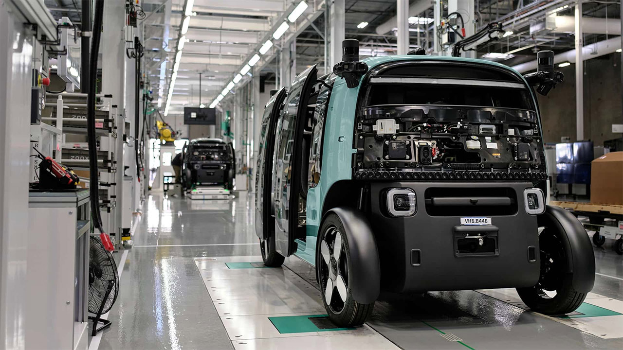 Ya están aquí (casi) los coches autónomos, así es la primera fábrica de Amazon que construye robotaxis