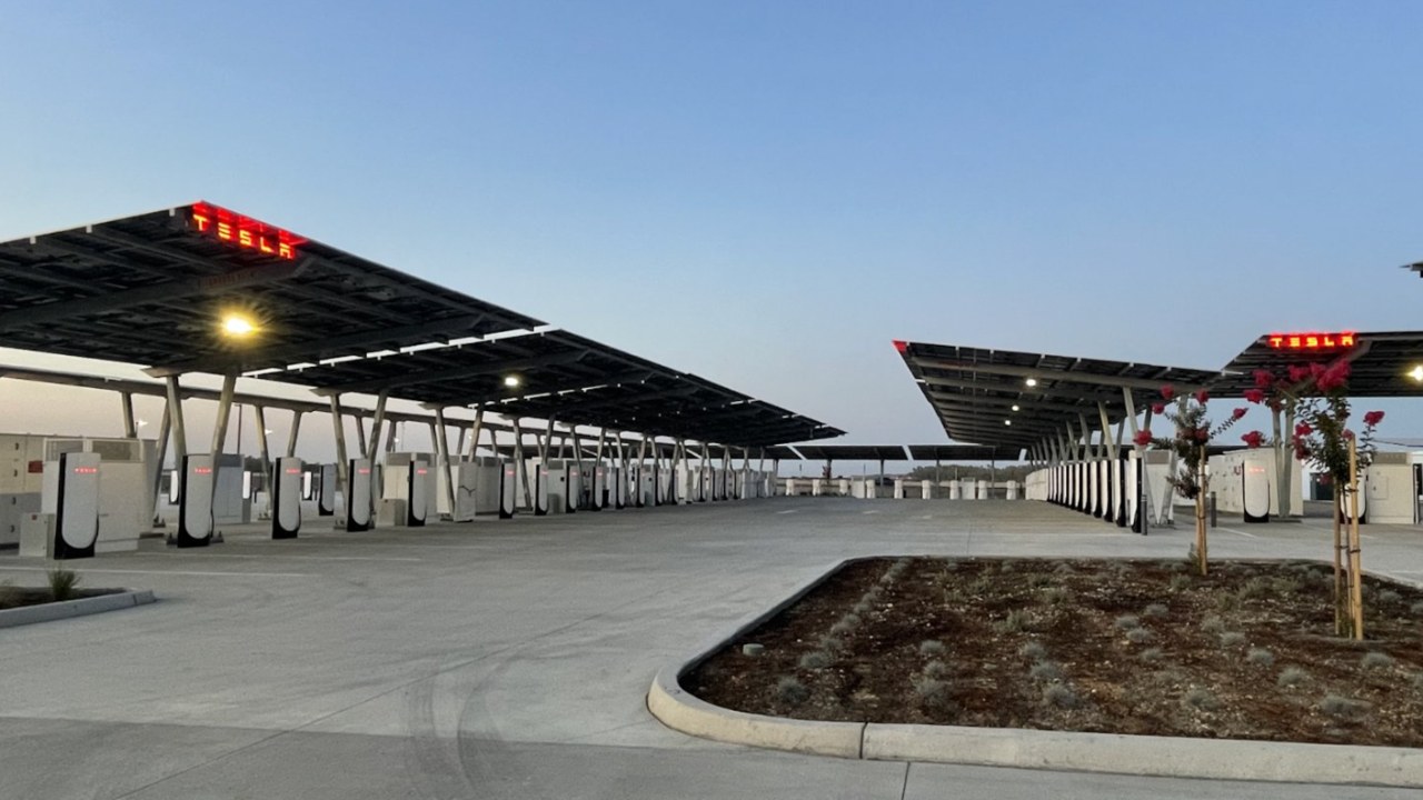 Tesla presenta su deseado Oasis, las estaciones con Supercargadores del futuro ya son una realidad