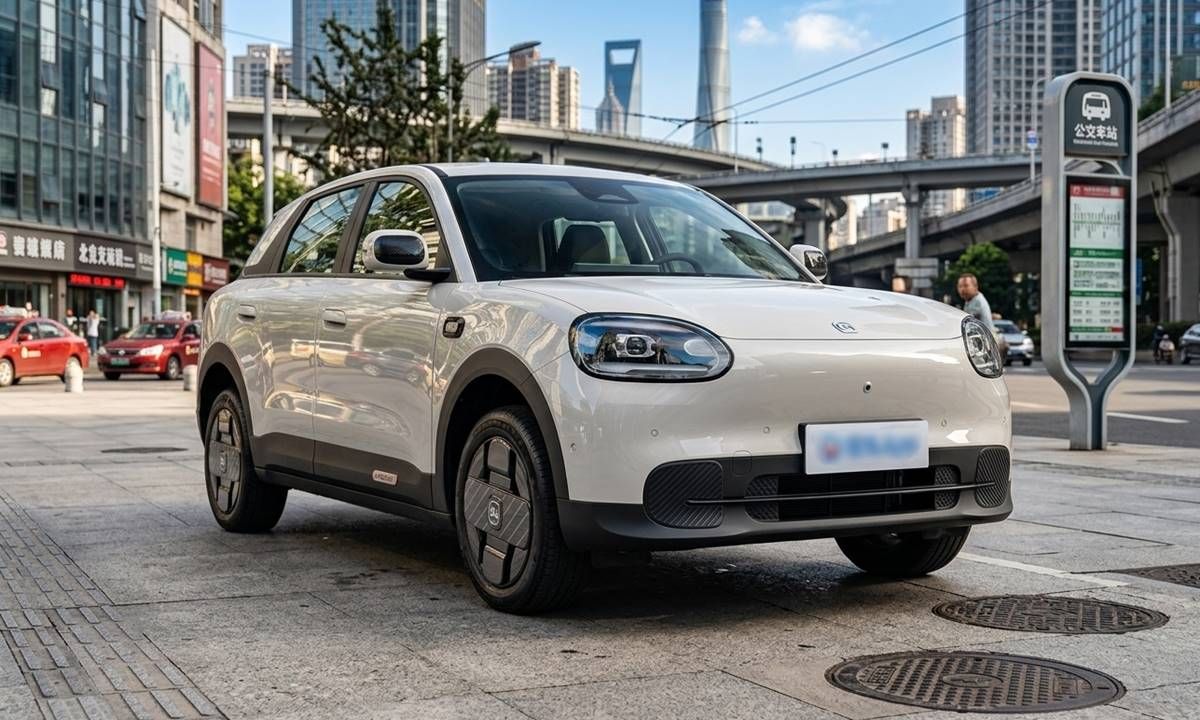 Este coche eléctrico chino cuesta apenas 9.000 euros y presume de IA y conducción autónoma