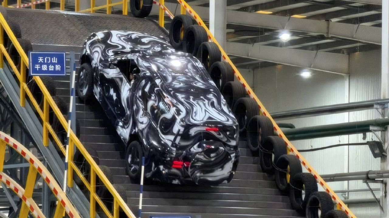 China está obsesionada con Land Rover y quieren replicar su subida de 1.000 escalones