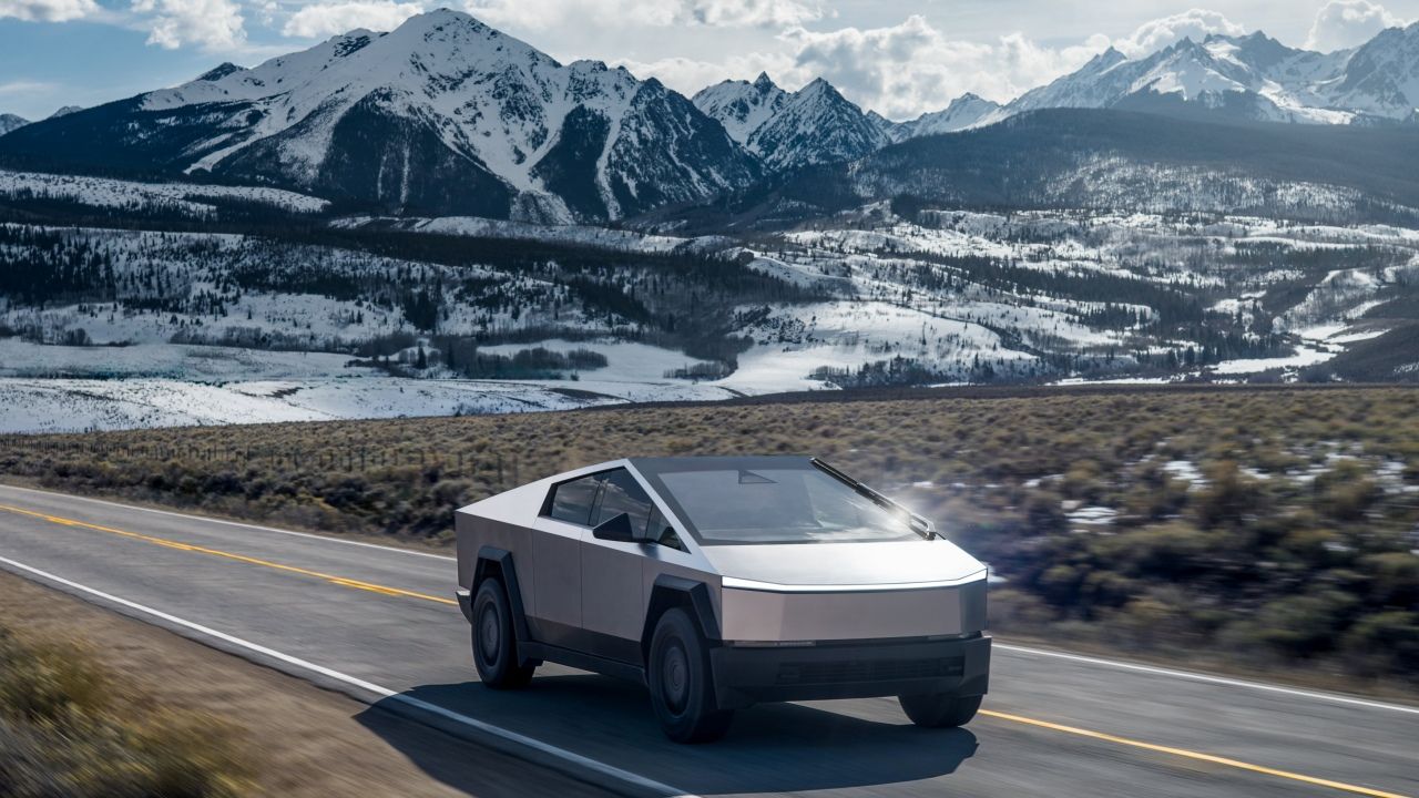 Tesla repite su viejo truco con el Cybertruck AWD: valdrá (casi) lo que prometió Elon Musk, pero con un pero importante