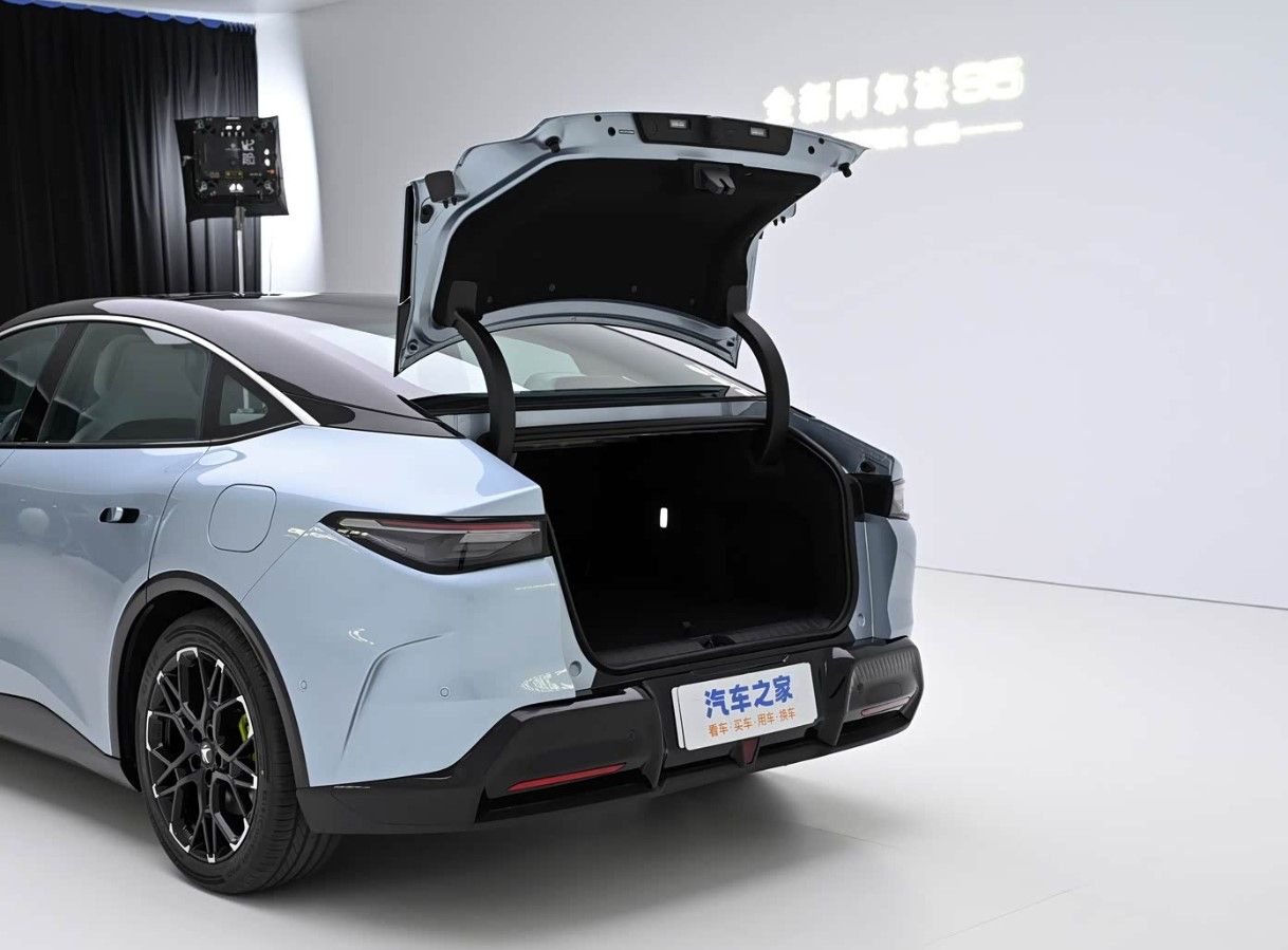700 km de autonomía y un desde 13.000 euros: esta berlina eléctrica rival del Tesla Model 3 quiere reventar el mercado