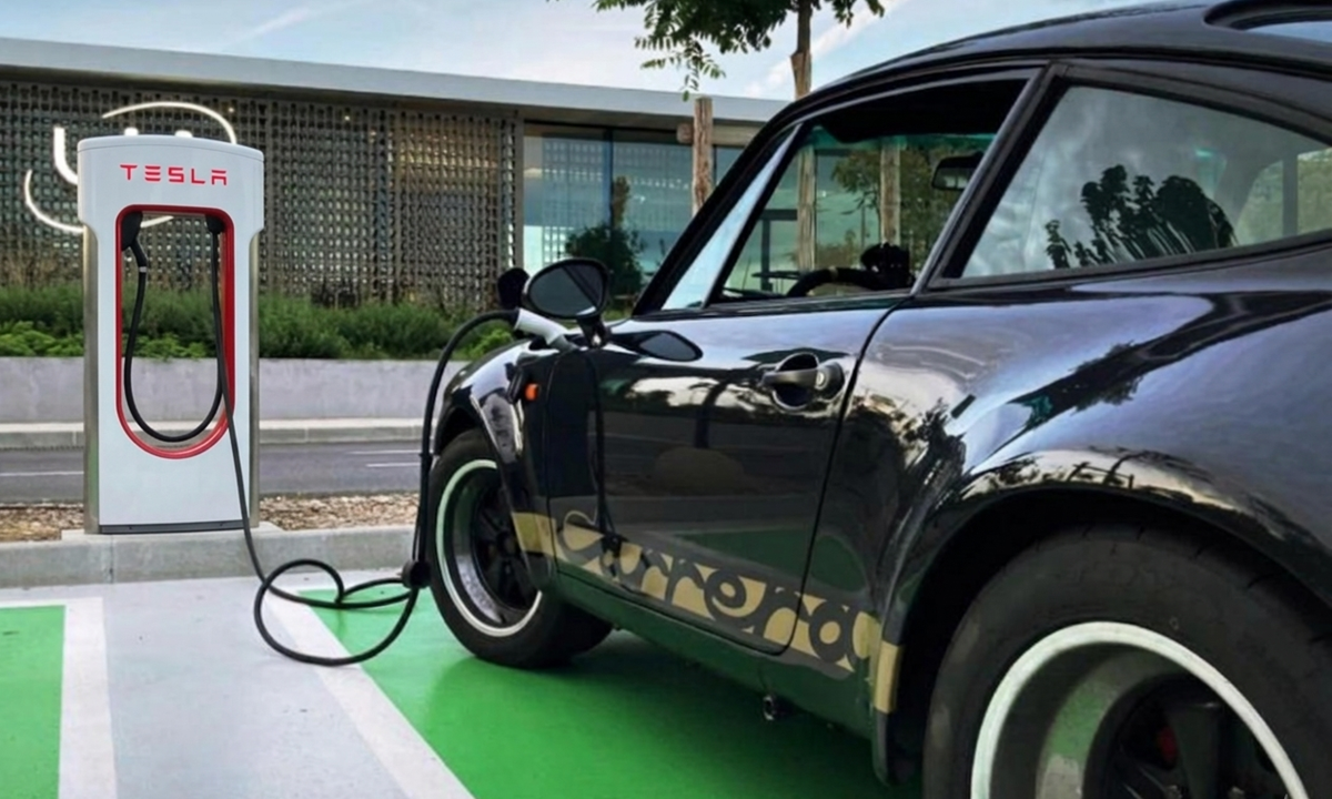 Sacrilegio o lo mejor de dos mundos: el Porsche 911 SC con sistema Tesla que está a la venta
