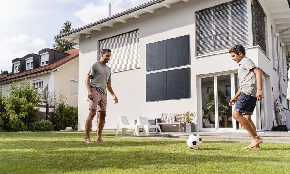 Ikea lleva los balcones solares a tu hogar: 4 paneles y batería por 999 euros