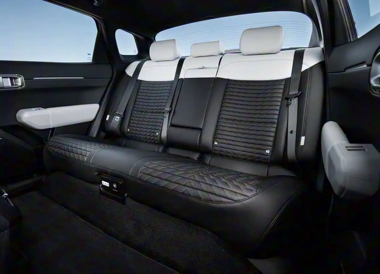 Si estabas pensando en comprarte el KIA EV4, espera a ver las fotos del interior
