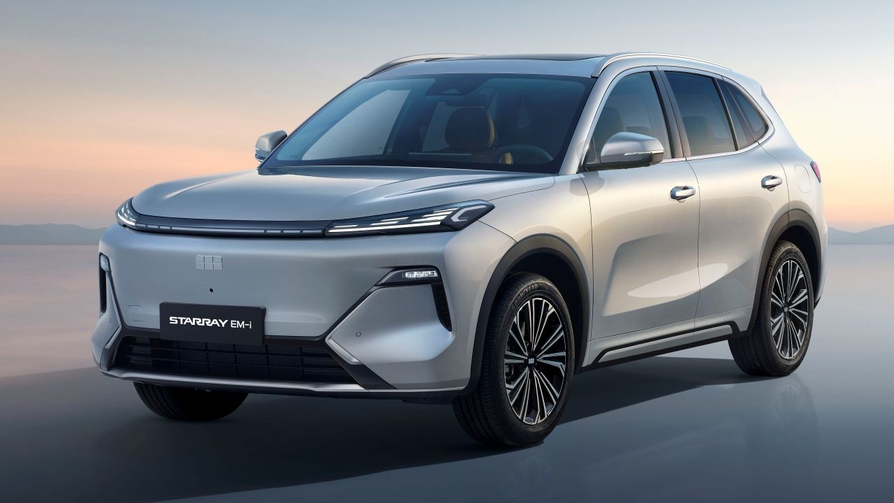 El gigante chino Geely llega a España con sus dos primeros modelos: un eléctrico y un híbrido enchufable