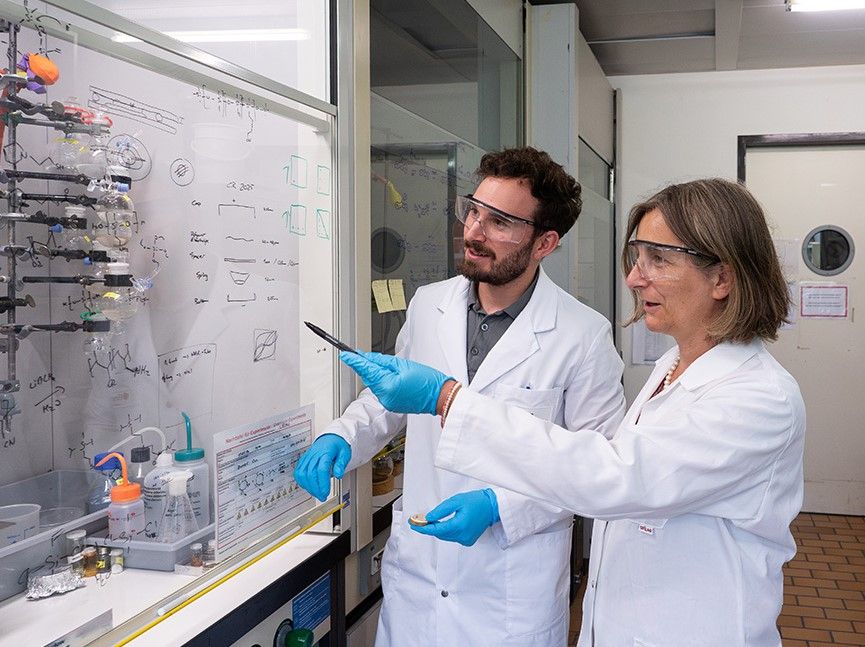 Un nuevo electrolito de silicona acerca las baterías sólidas más seguras para los coches eléctricos