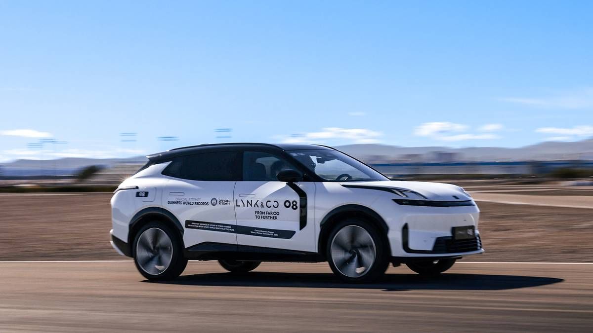 El Lynk & Co 08 logra un récord Guinness con 293 kilómetros de autonomía en modo eléctrico