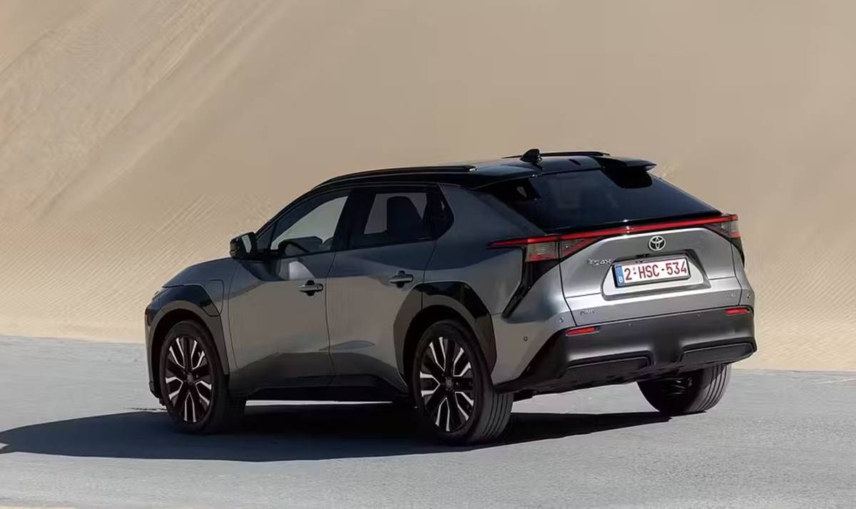 El Toyota bZ4X se refuerza: hasta 569 km de autonomía, mejor carga rápida y hasta 1.500 kg de remolque