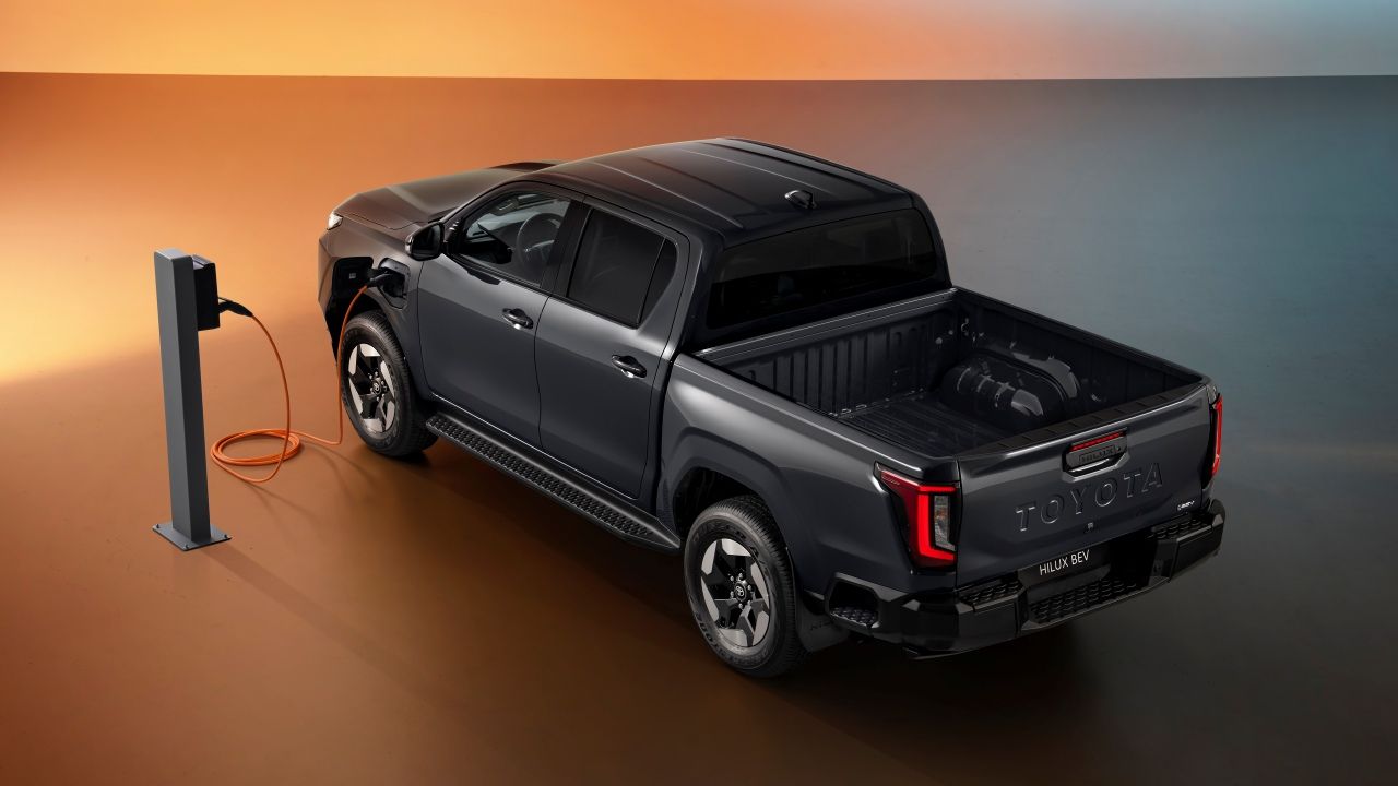 El Toyota Hilux BEV ya tiene precios en España: el icono indestructible eléctrico desde 41.588 €