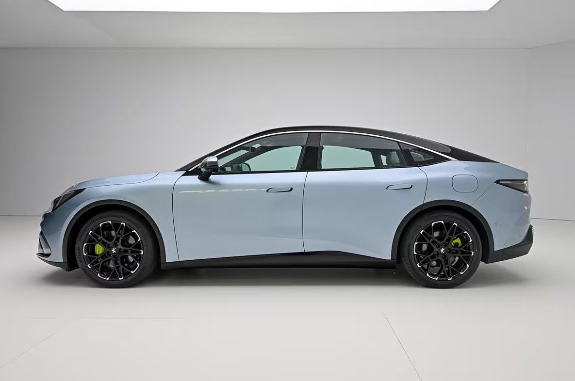 700 km de autonomía y un desde 13.000 euros: esta berlina eléctrica rival del Tesla Model 3 quiere reventar el mercado