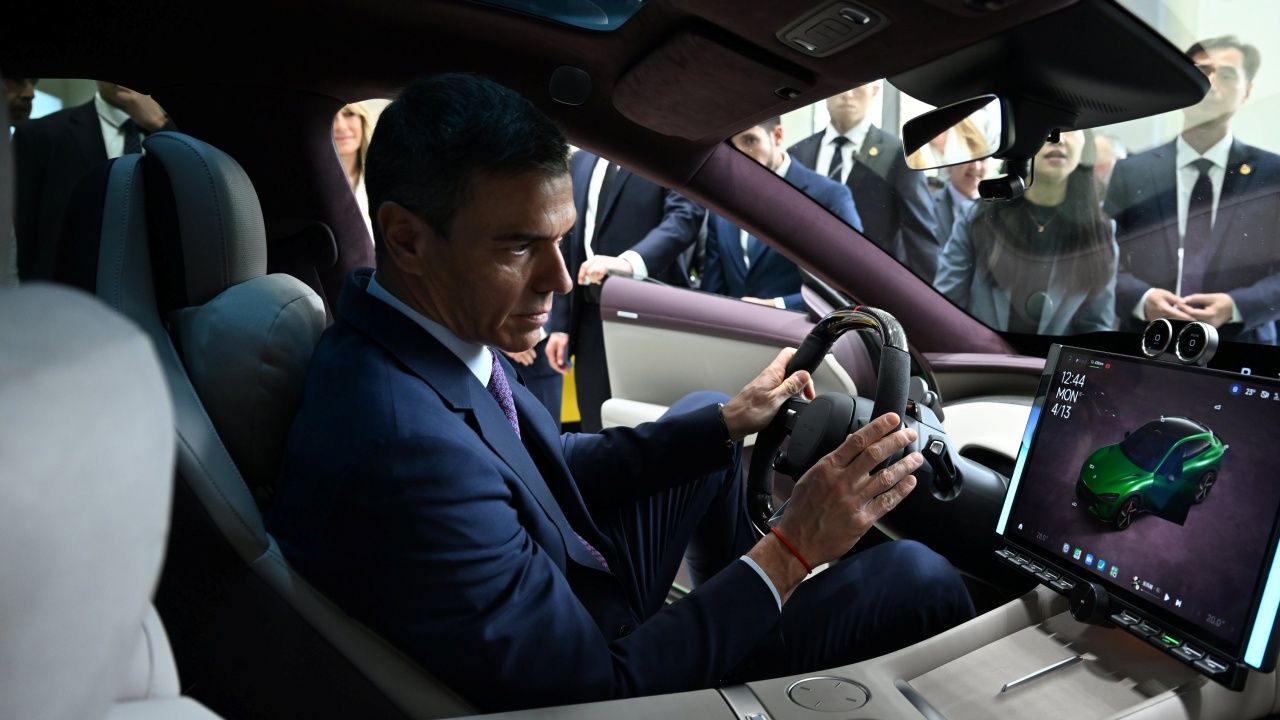 Pedro Sánchez le hace ojitos a Xiaomi durante su viaje oficial a China