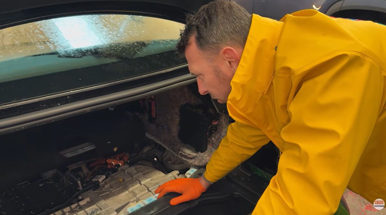 Intenta arreglar su Porsche Taycan con superglue y el resultado es un desastre