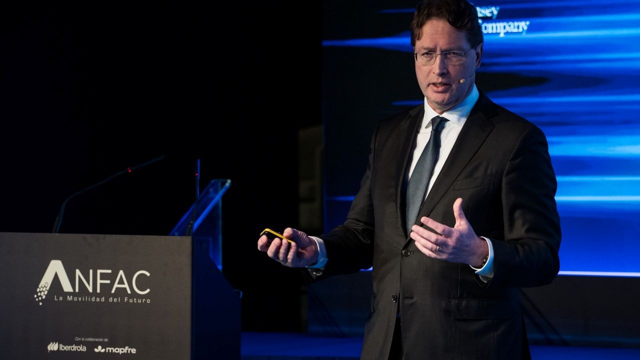 El presidente de Renault en España deja entrever el futuro: 'Europa no crece, el eléctrico e hibrido va a crecer, pero no como pensábamos'