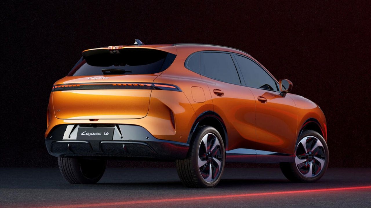 Tras arrasar con Omoda y Jaecoo, Chery lanza en Europa el Lepas L6 como híbrido enchufable y eléctrico