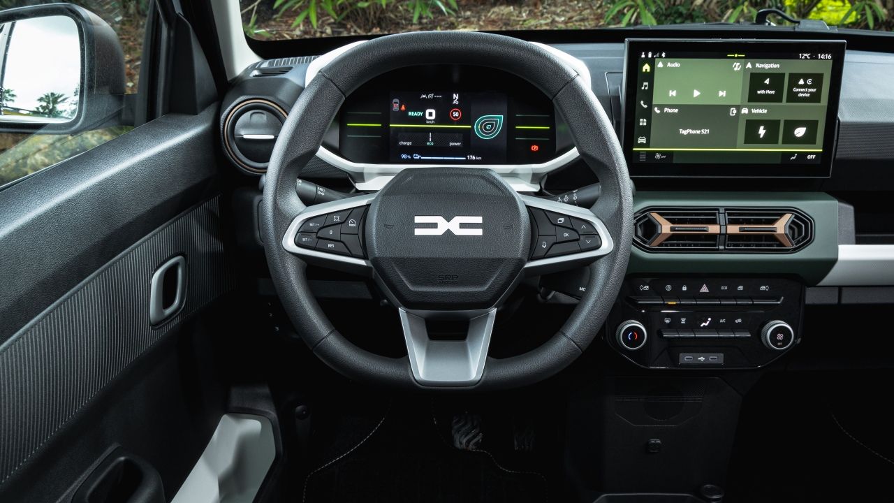 El Dacia Spring es ahora más potente, más juguetón, y desde 11.815 €, recupera lo mejor de los Clio del pasado