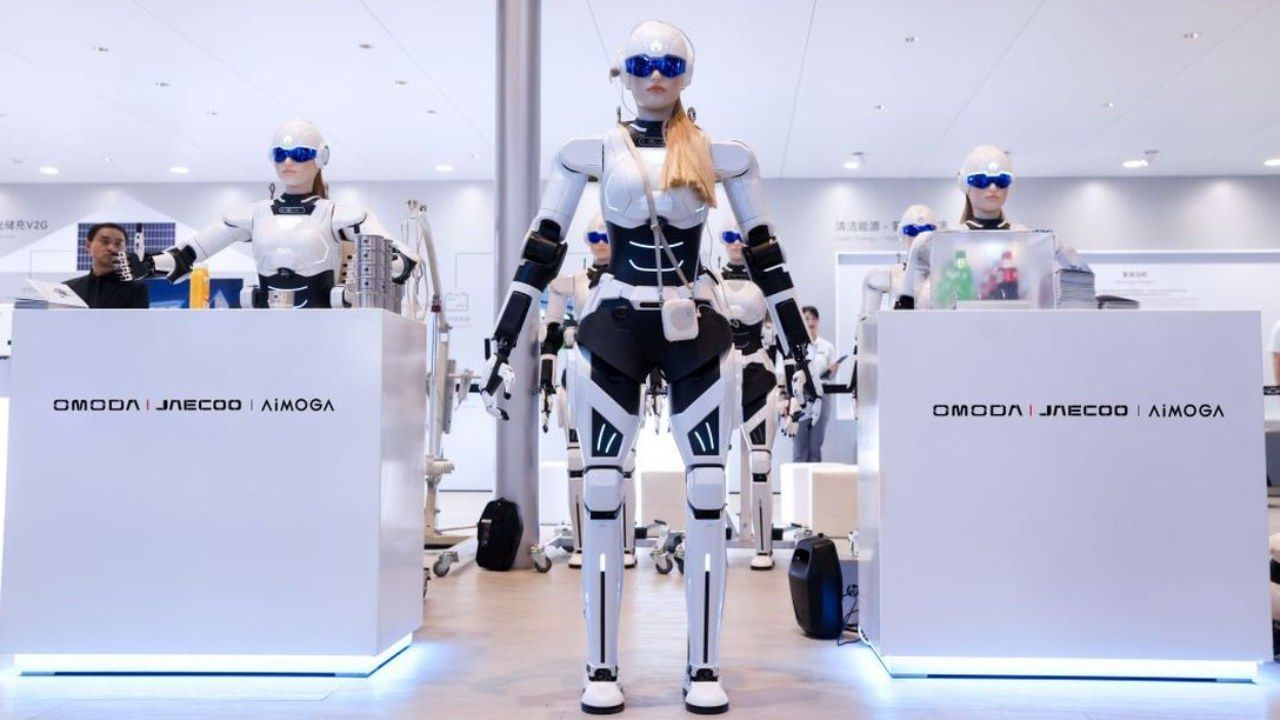 Chery se adelanta a Tesla: los robots humanoides que atienden sus concesionarios Omoda y Jaecoo ya están a la venta