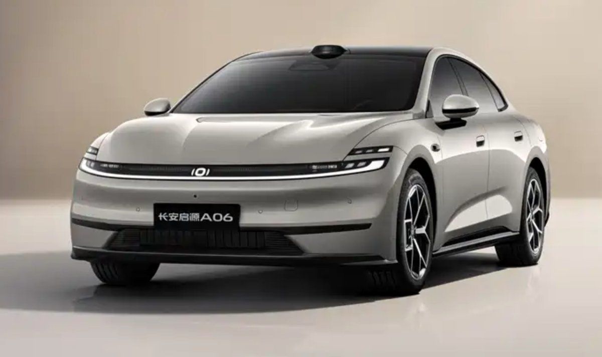 Por menos de 12.000 euros te llevas este coche eléctrico del tamaño del Mercedes Clase C, con 630 km de autonomía y conducción autónoma