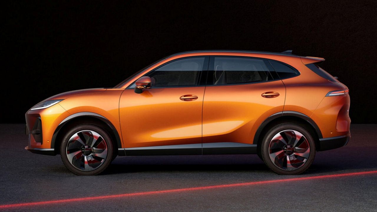 Tras arrasar con Omoda y Jaecoo, Chery lanza en Europa el Lepas L6 como híbrido enchufable y eléctrico