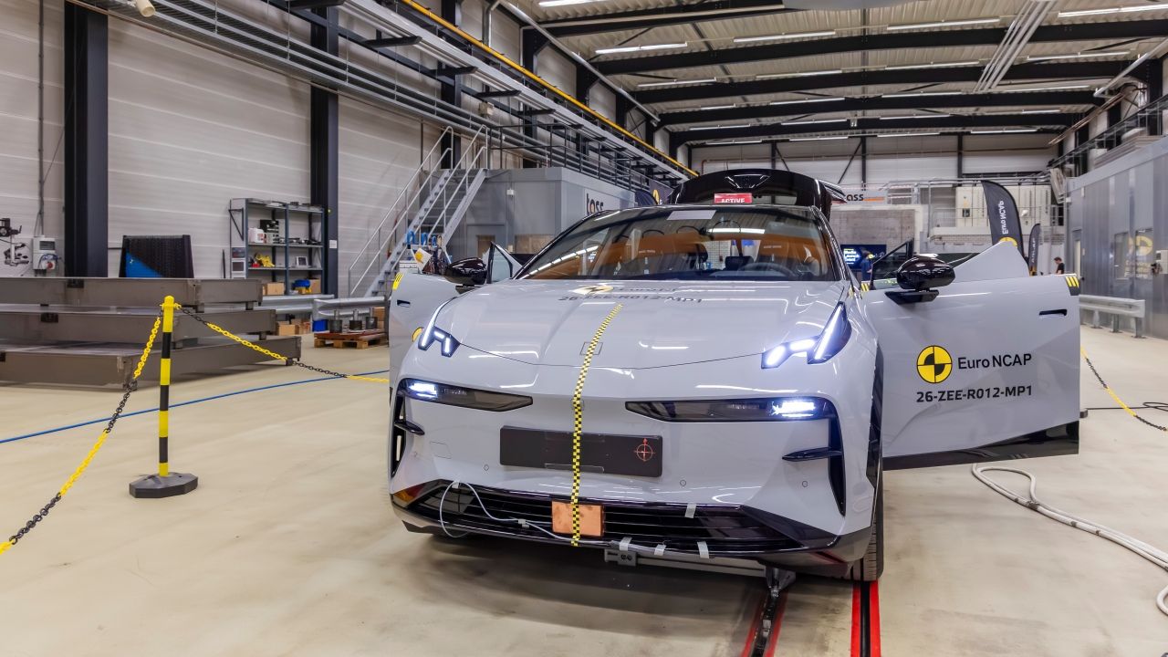 ¿Cómo prueba EuroNCAP un coche eléctrico? Vivimos el crash test del Zeeker X en primera persona