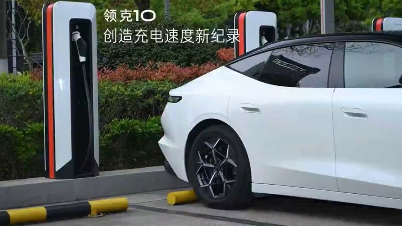 Geely responde al Flash Charging de BYD a su manera: con su nuevo sistema capaz de cargar (casi) a tope en 8 minutos y 42 segundos