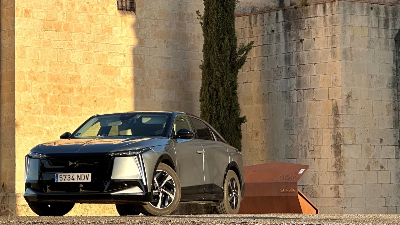 Prueba DS Nº8: nos vamos de Madrid a Barcelona con el eléctrico para los que no se deciden entre SUV o berlina
