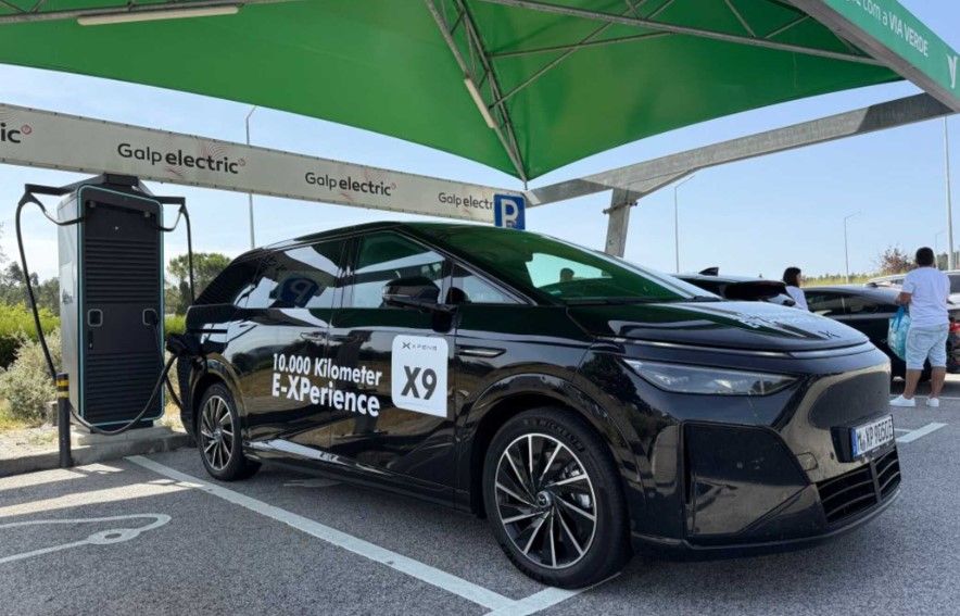 Xpeng X9 llega a Europa: lujo y una carga espectacular pero dos grandes problemas por superar