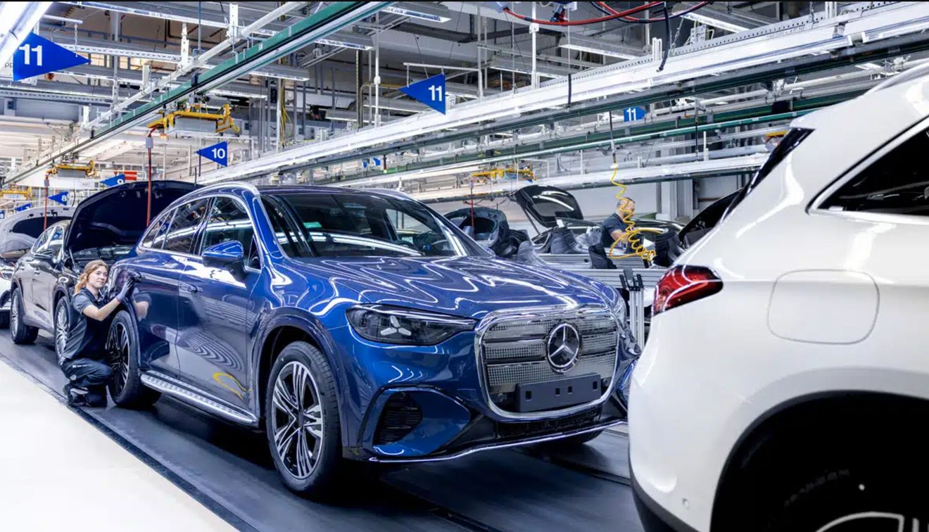 Mercedes frena la producción del nuevo GLC eléctrico por la falta de baterías y cableado, aunque la demanda sigue disparada