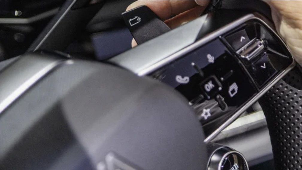 El Renault 5 se actualiza con más eficiencia, autonomía y levas en el volante para la regenerativa