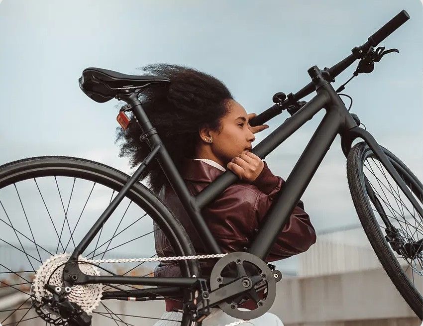 Horquilla de carbono, 14 kilos y carga con toma USB: así es la bici eléctrica que rompe el mercado en 2026
