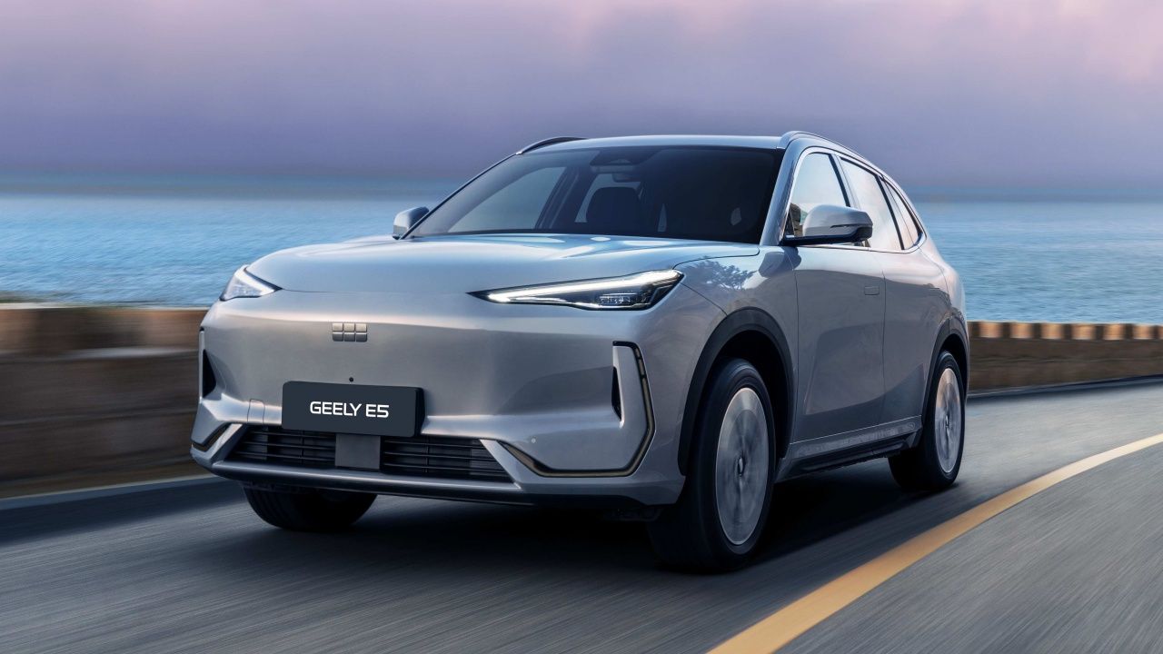 El gigante chino Geely llega a España con sus dos primeros modelos: un eléctrico y un híbrido enchufable