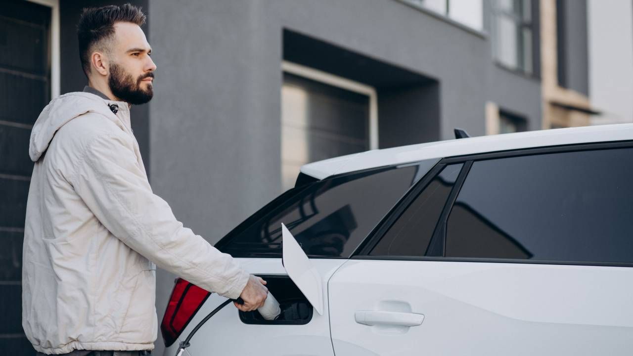 La brutal realidad: esto es lo que te gastarás en 30 años con un coche gasolina y con un coche eléctrico