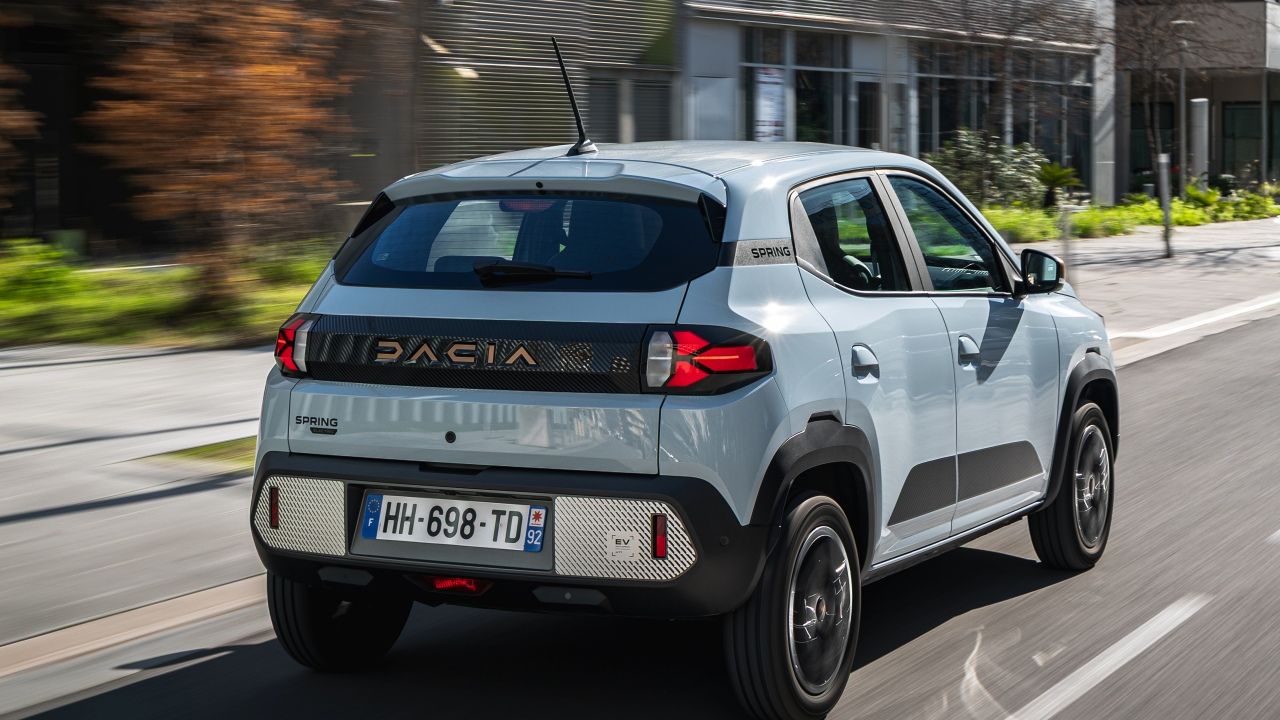 El Dacia Spring es ahora más potente, más juguetón, y desde 11.815 €, recupera lo mejor de los Clio del pasado