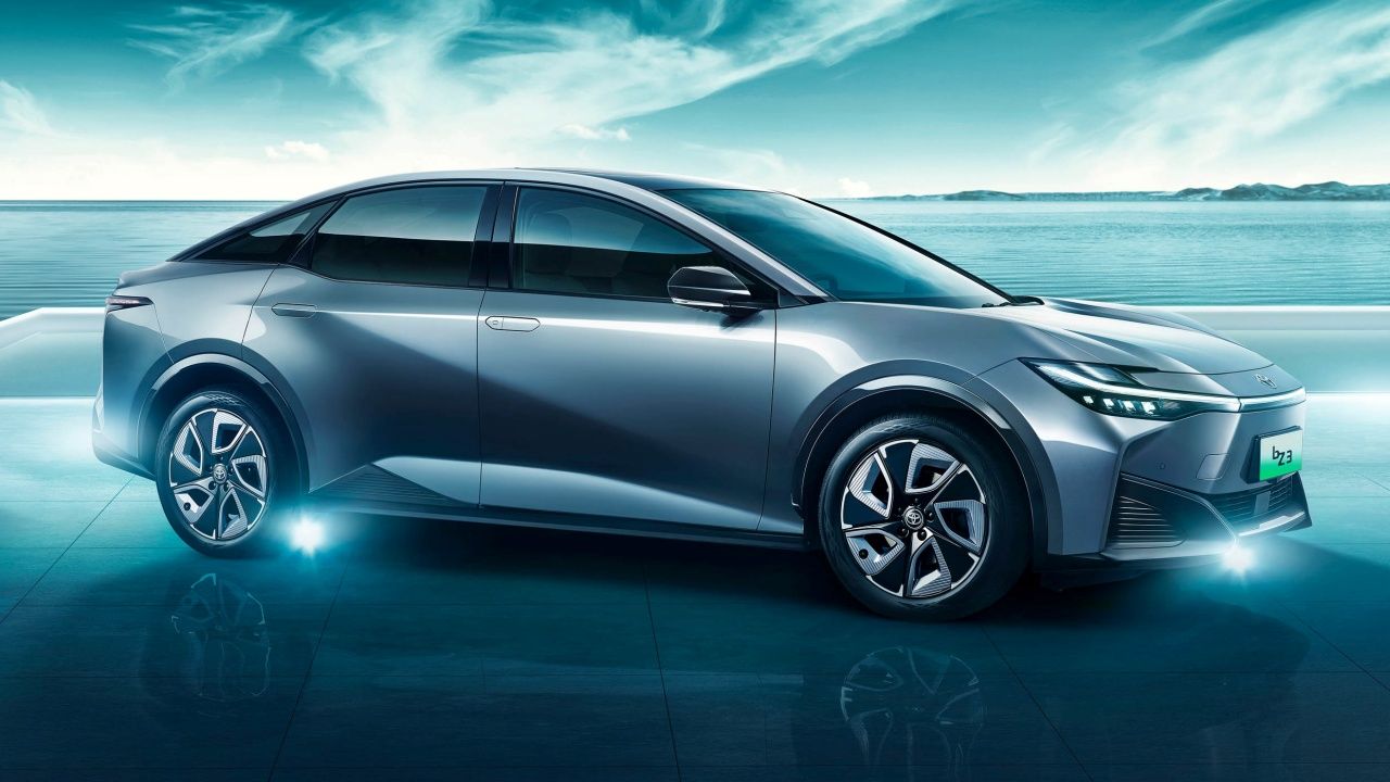 Más barato que un Corolla de segunda mano, así es el eléctrico de Toyota con tecnología BYD