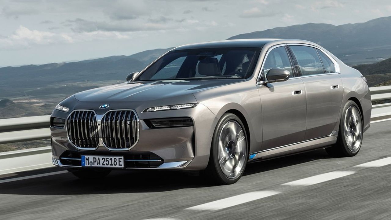 El nuevo BMW i7 muestra su parrilla absurdamente grande... que además no necesita