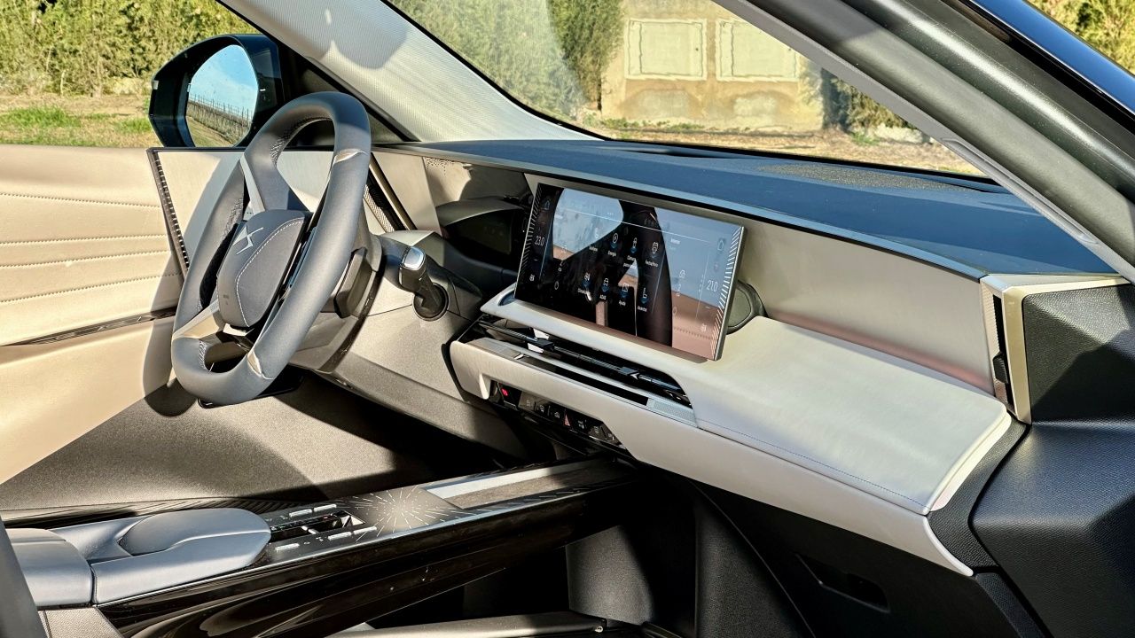 Prueba DS Nº8: nos vamos de Madrid a Barcelona con el eléctrico para los que no se deciden entre SUV o berlina