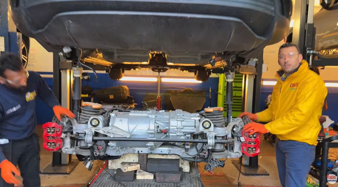 Intenta arreglar su Porsche Taycan con superglue y el resultado es un desastre